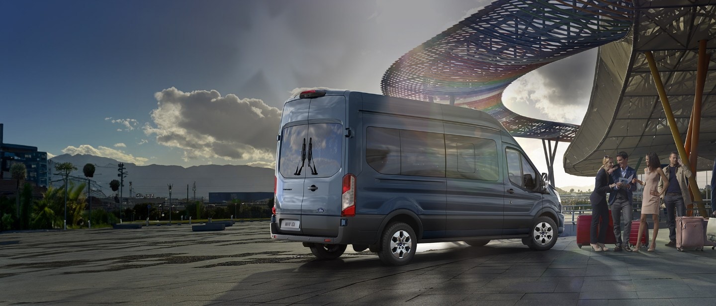 Blauer Ford Transit Bus Reise Flughafen Passagiere Koffer