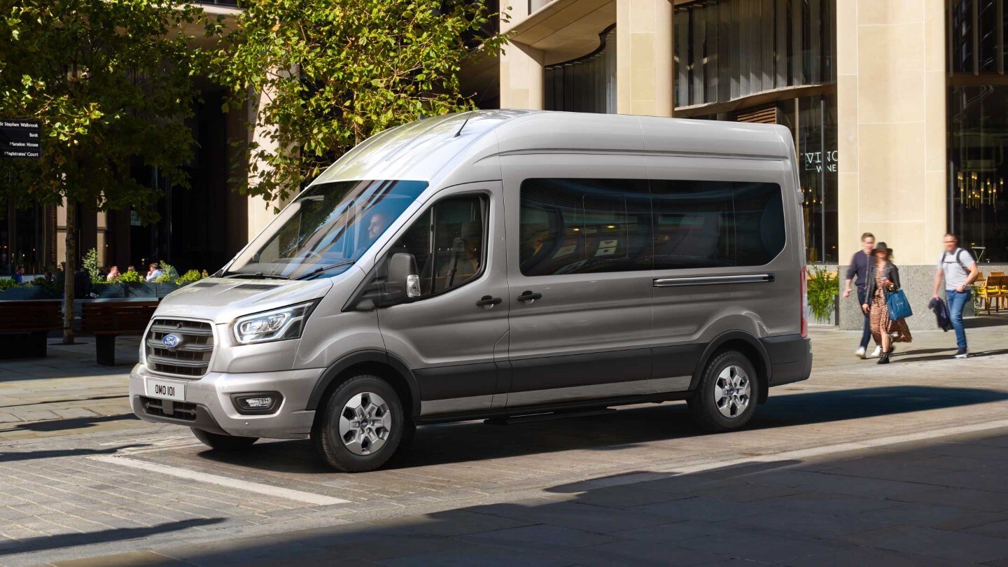 Silber Ford Transit Bus Stadt Passagiere Parken