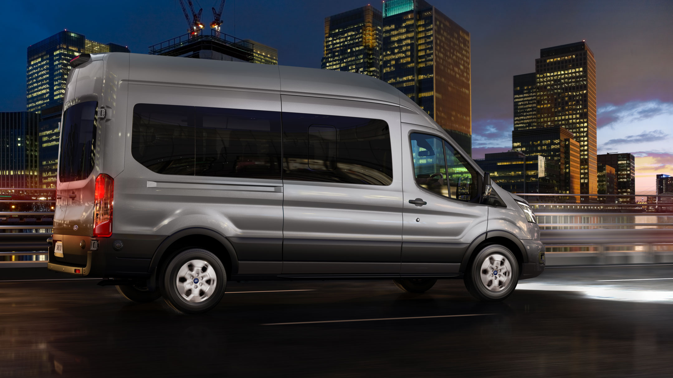 Blauer Ford Transit Bus Stadt Seite Arbeit