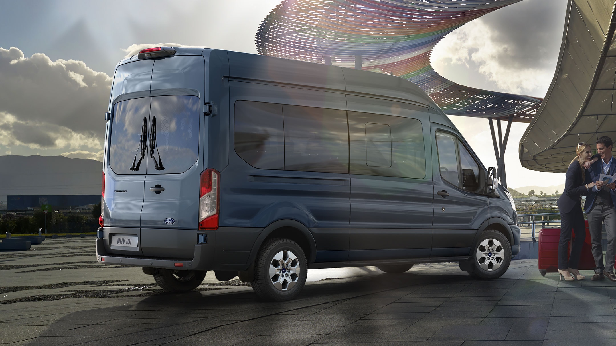 Blauer Ford Transit Bus Flughafen Koffer Gepäck Personen
