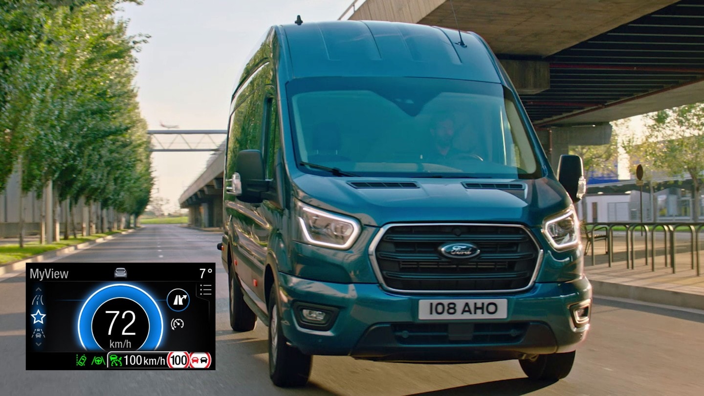 Ford Transit auf der Autobahn, Frontansicht mit Eco-Modus-Anzeige im Detail