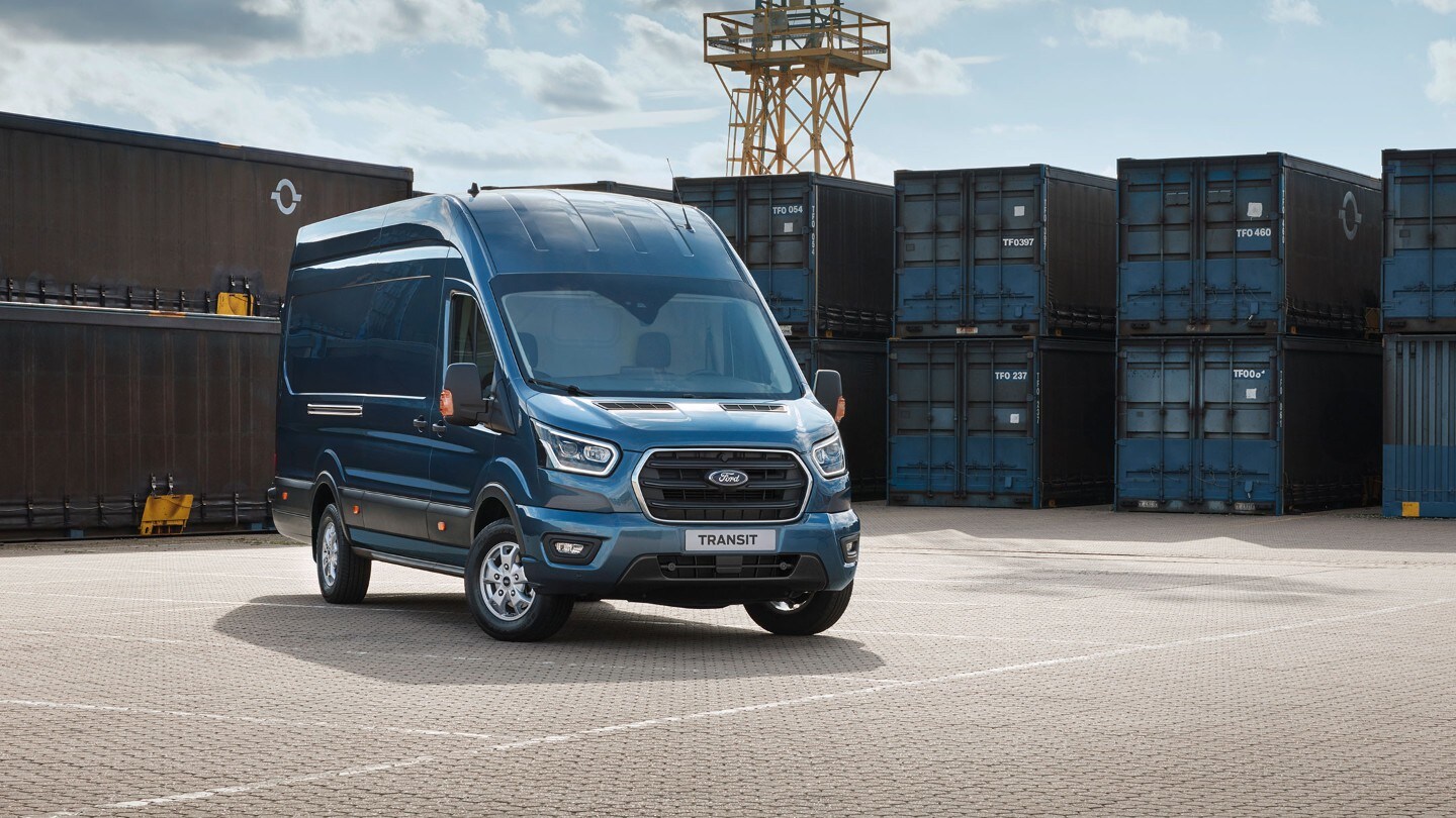 Ford Transit Kastenwagen Blau ¾-Frontansicht parkt vor Containern in Hafen