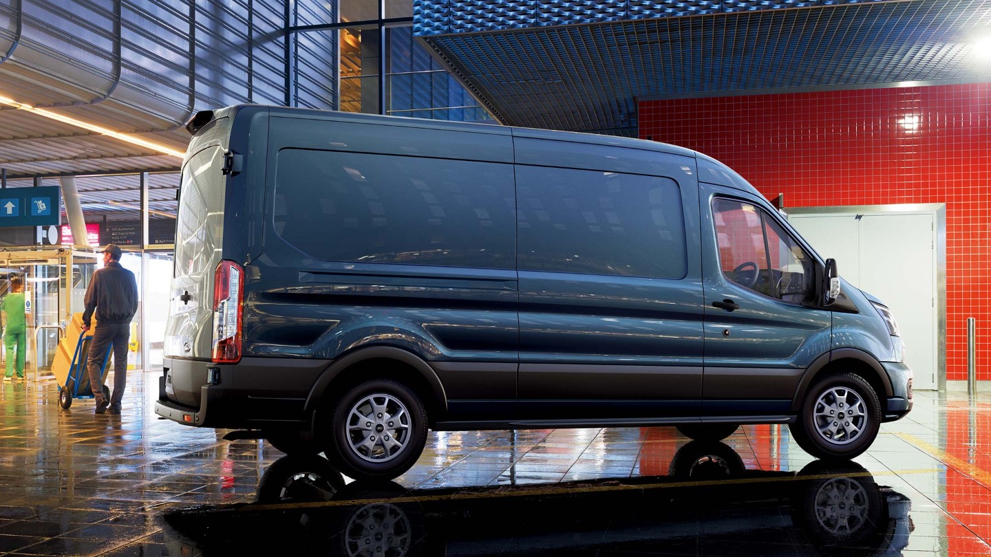 Ford Transit Kastenwagen Blau Seitenansicht parkt in Ausstellungshalle