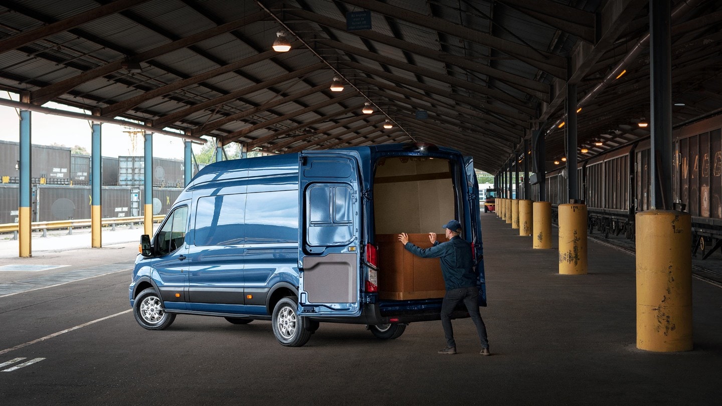 Ford Transit Kastenwagen Blau ¾-Seitenansicht geöffnete Hecktüren parkt unter Vordach