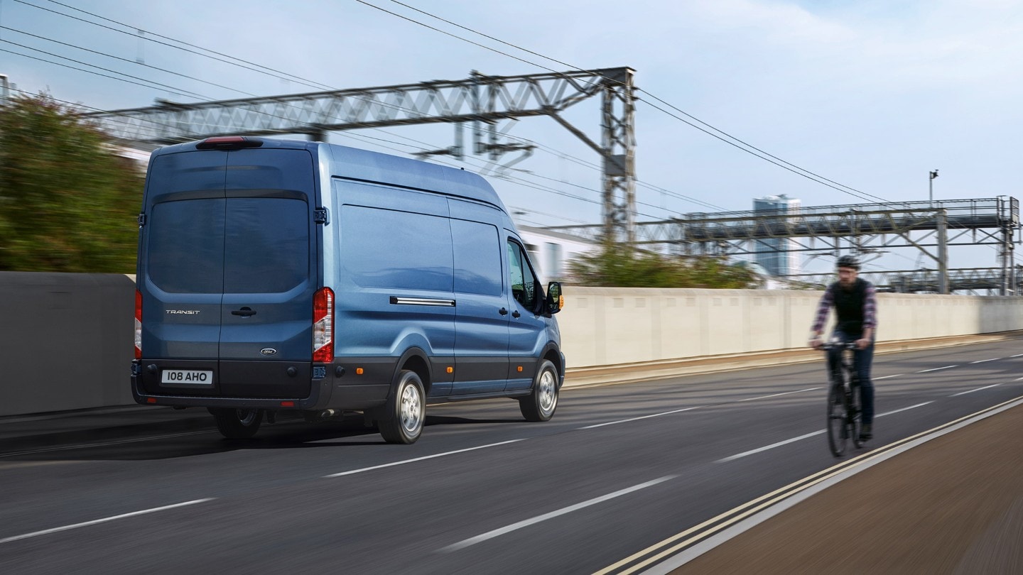 Blauer Ford Transit Transporter Heck Straße Weg zur Arbeit