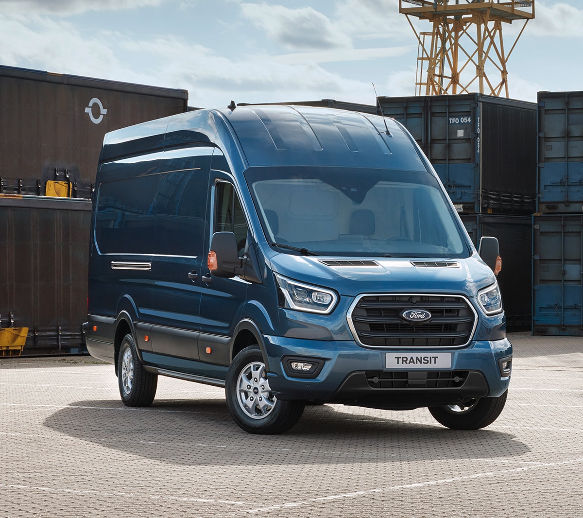 Ford Transit Kastenwagen Blau ¾-Frontansicht parkt vor Containern in Hafen