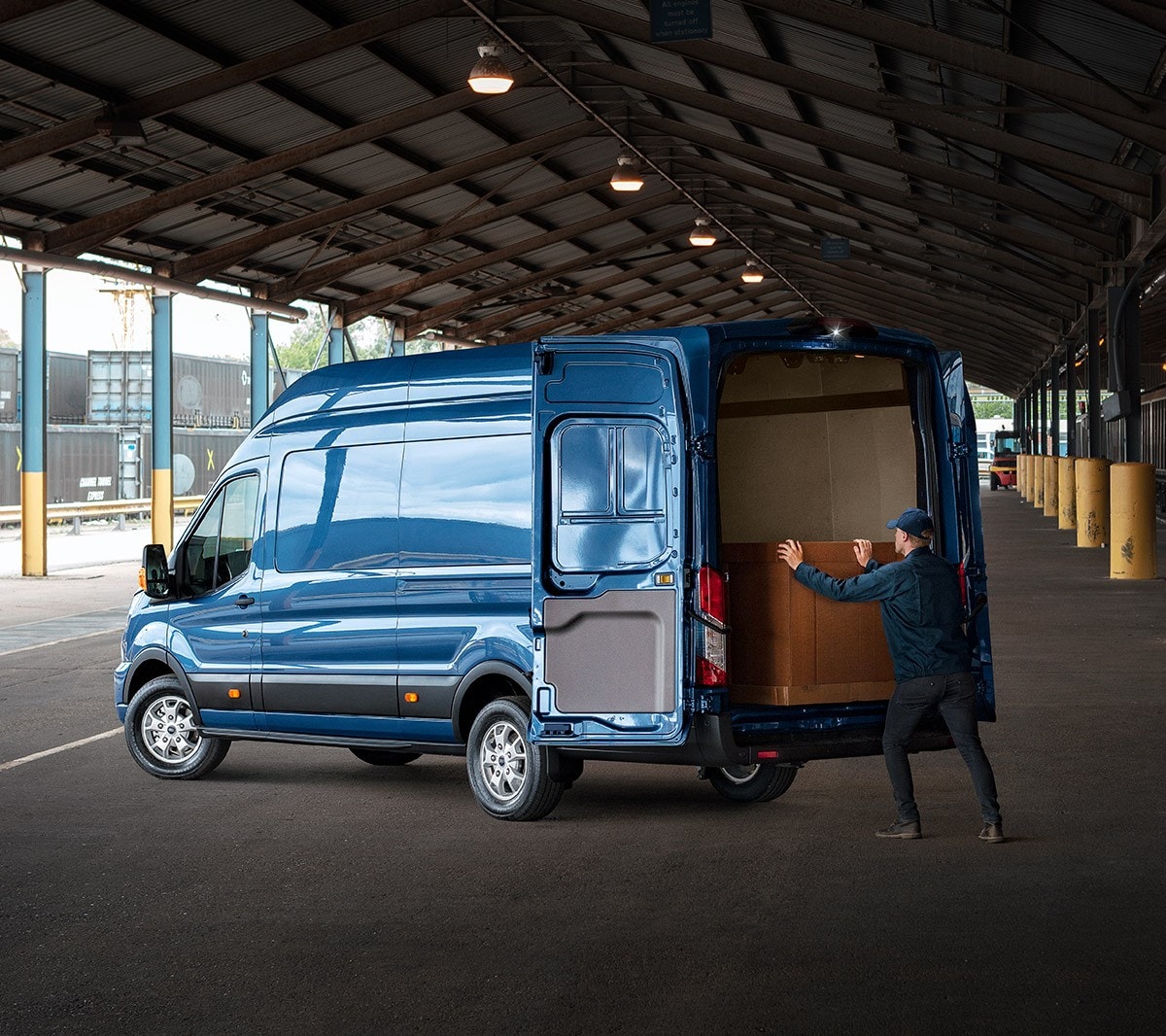Ford Transit Kastenwagen Blau ¾-Seitenansicht geöffnete Hecktüren parkt unter Vordach