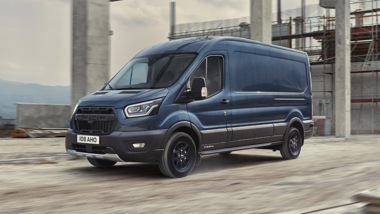 Ford Transit Kastenwagen Trail in Blau ¾-Frontansicht fährt auf Baustellengelände