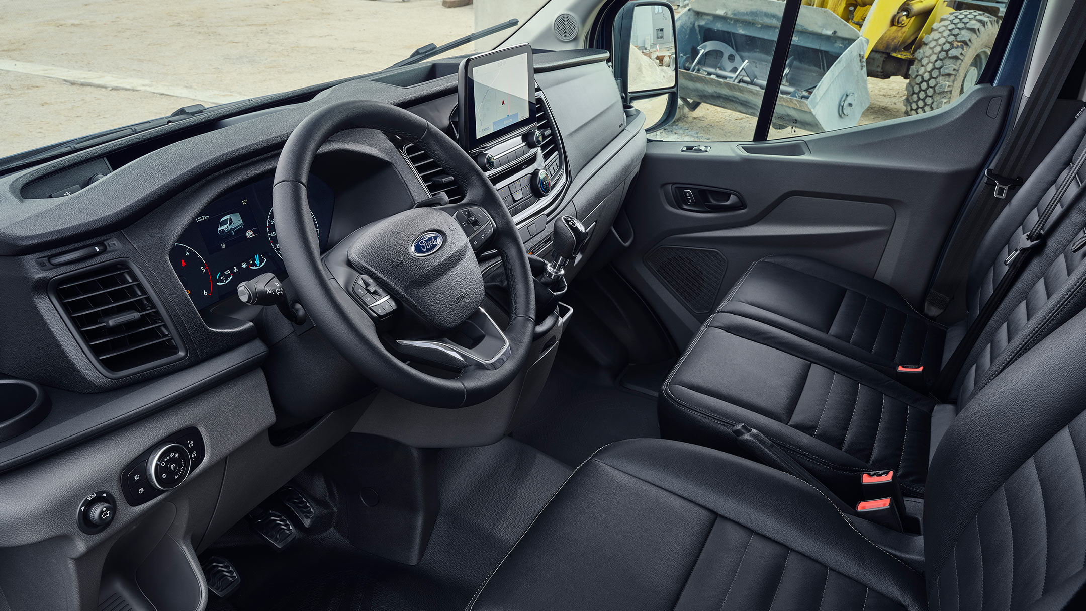 Ford Transit Innenraumsansicht von Fahrerseite mit Lenkrad, Armaturenträger und Sitzen 