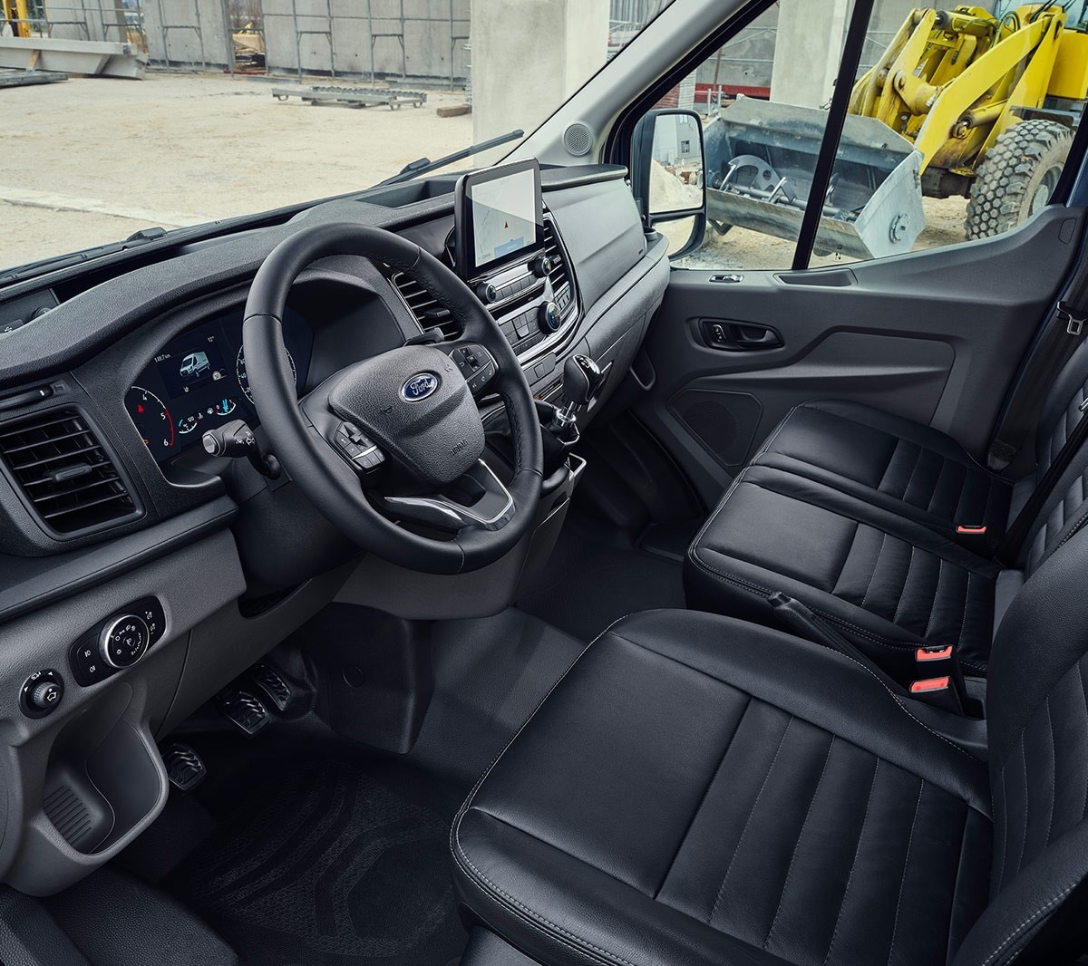 Ford Transit Innenraumansicht von Fahrerseite mit Lenkrad, Armaturenträger und Sitzen