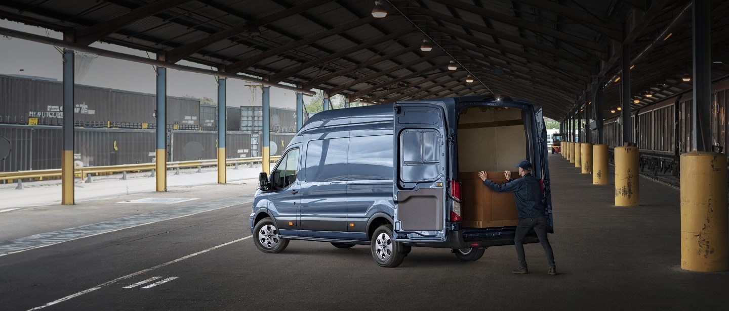 Blauer Ford Transit Kastenwagen Trend Hecktür Industrie Umzug Mitarbeiter
