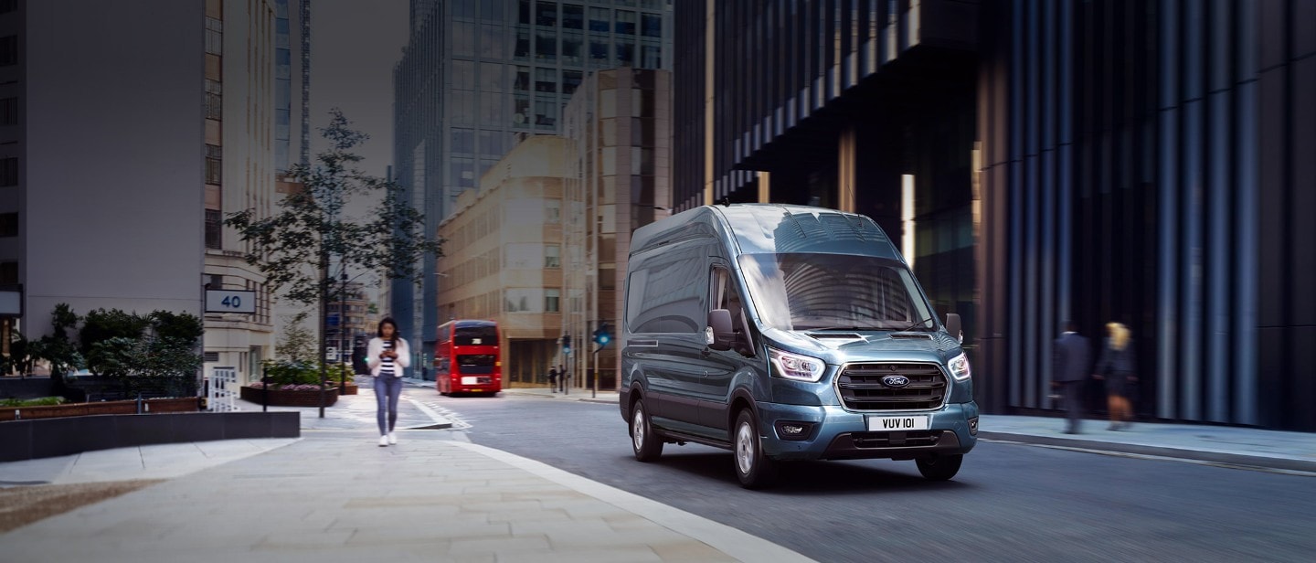 Blauer Ford Transit Transporter Limited Büro Stadt Arbeit