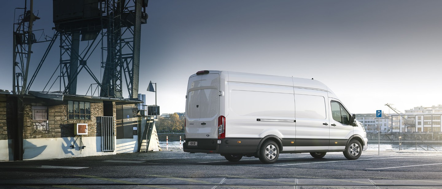 Weißer Ford Transit Transporter Hafen Arbeit