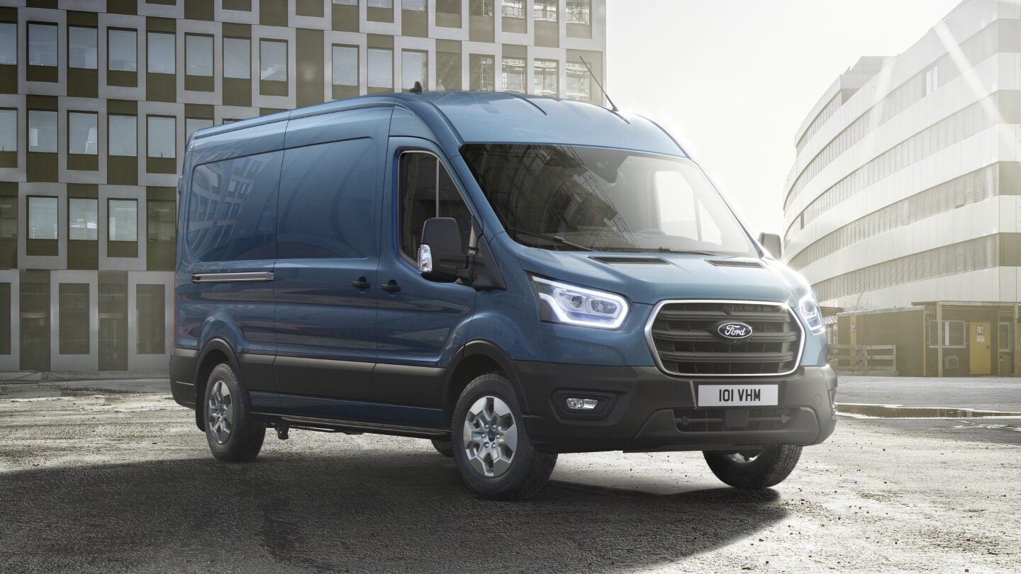 Ford Transit Transporter Blau Frontleuchten Stadt