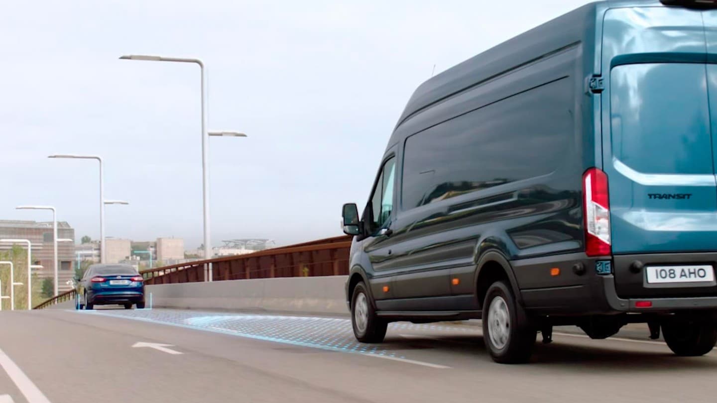 Blauer Ford Transit Transporter Autobahn Abstand Assistant Co-Pilot 360
