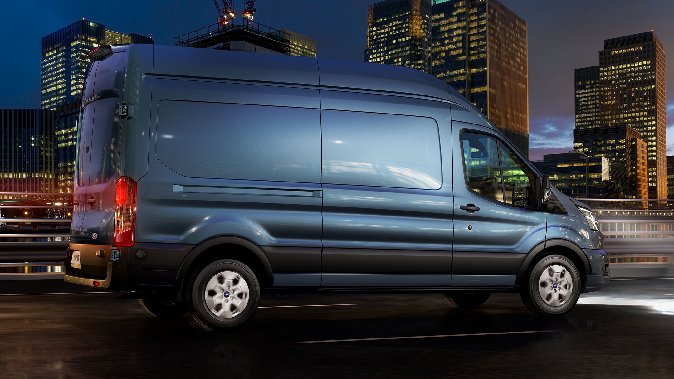 Blauer Ford Transit Transporter Stadt Seite Arbeit