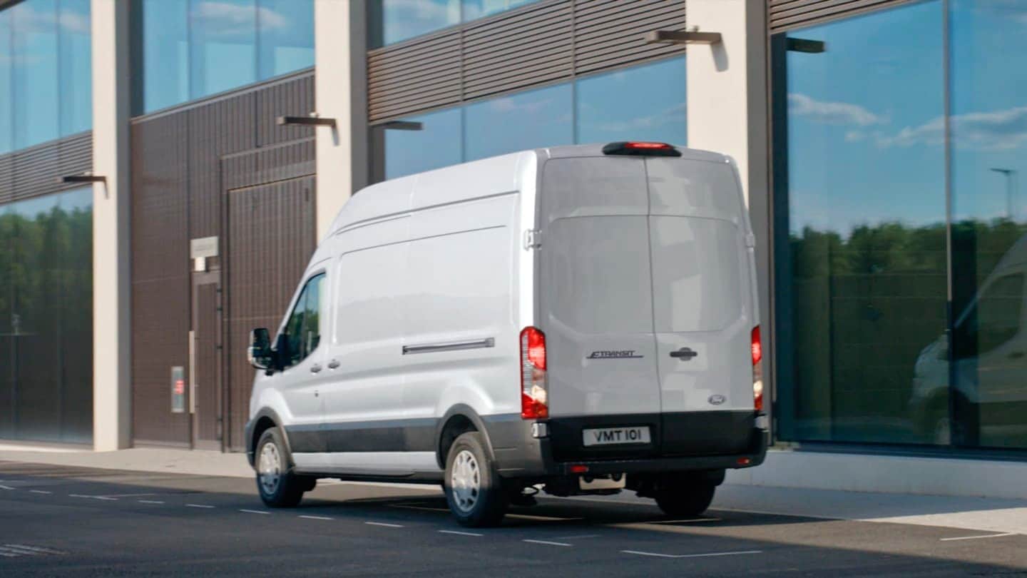 Weißer Ford Transit Transporter Parken Einparkhilfe