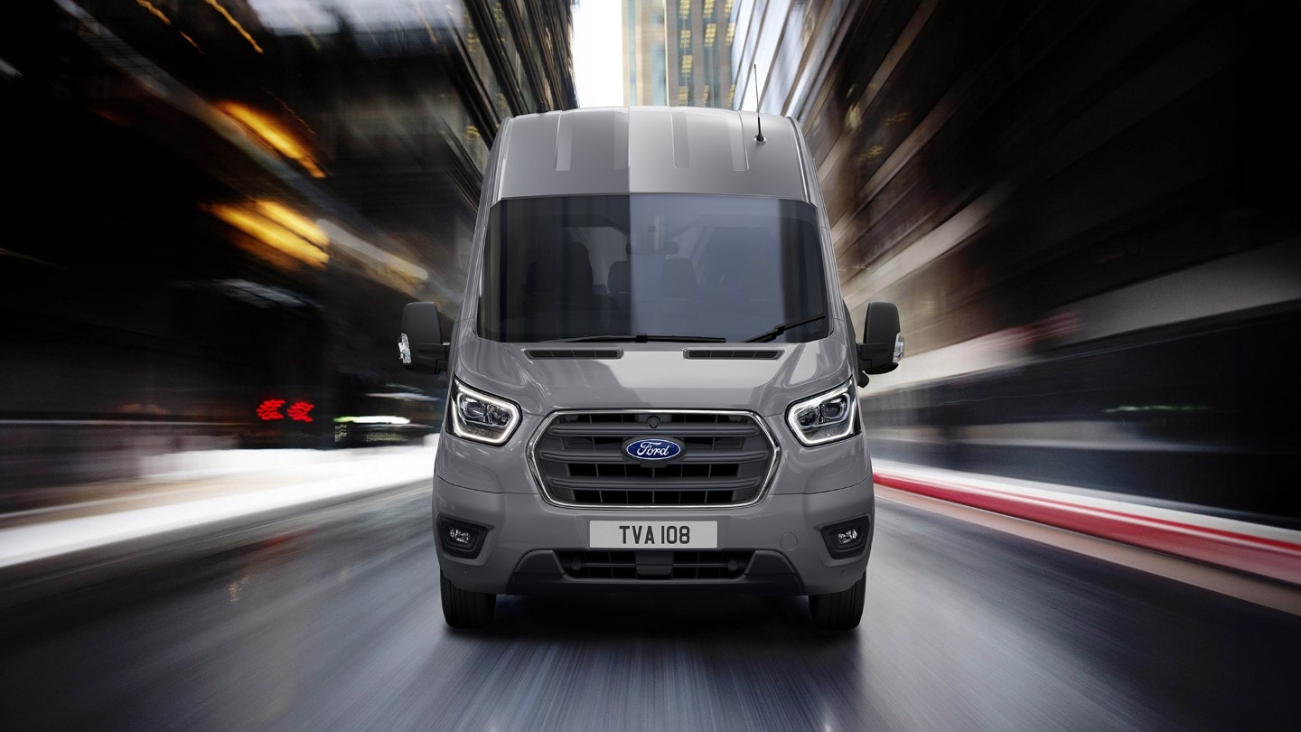 Grauer Ford Transit Transporter Front Verkehr Stadt