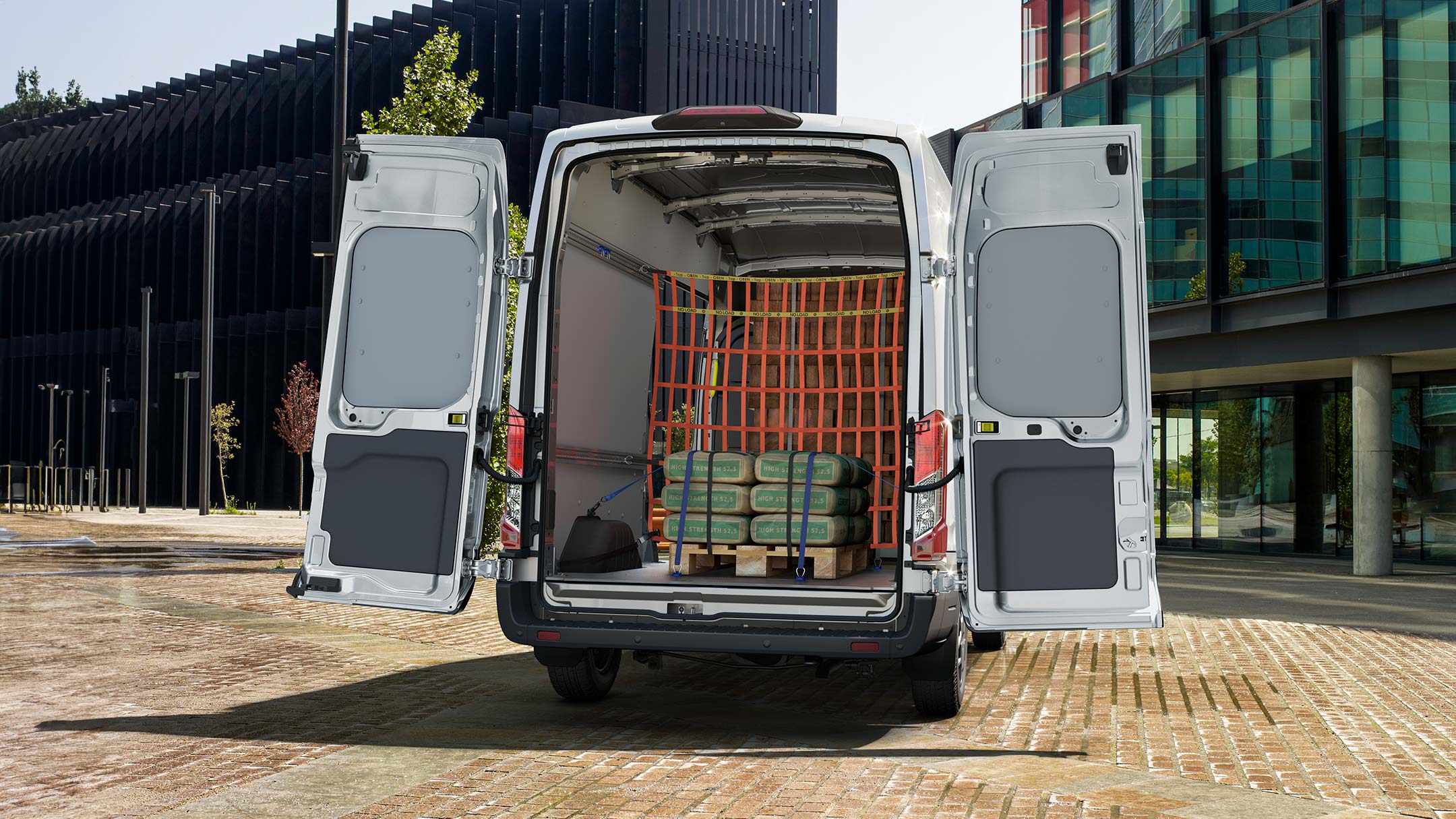 Weißer Ford Transit Transporter Heck Laderaum Baustelle
