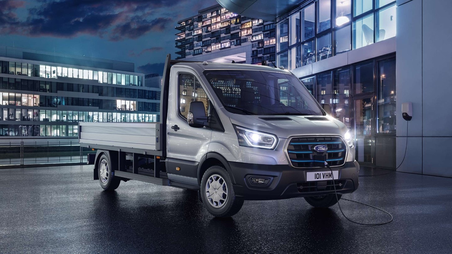 Ford E-Transit Fahrgestell stehend vor Gebäude