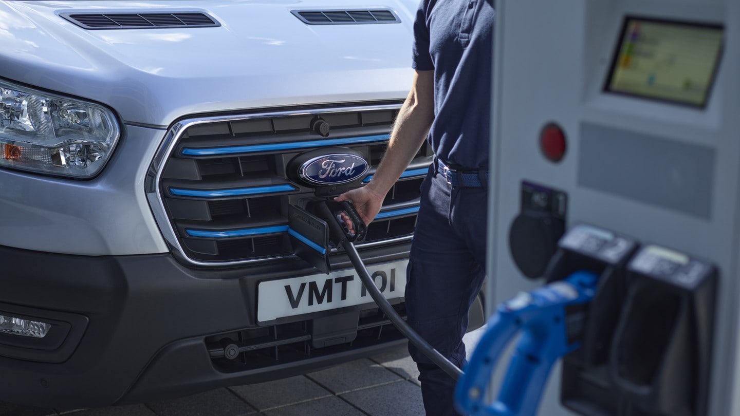 Ford E-Transit in Silber Detailansicht Ladeanschluss mit Ladekabel und Ladesäule