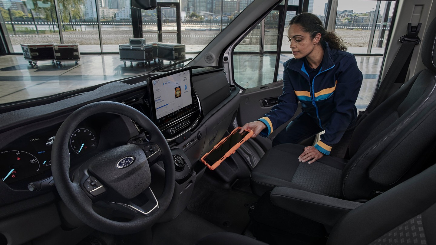 Ford E-Transit Innenraumansicht mit Ablagefach auf Beifahrerseite
