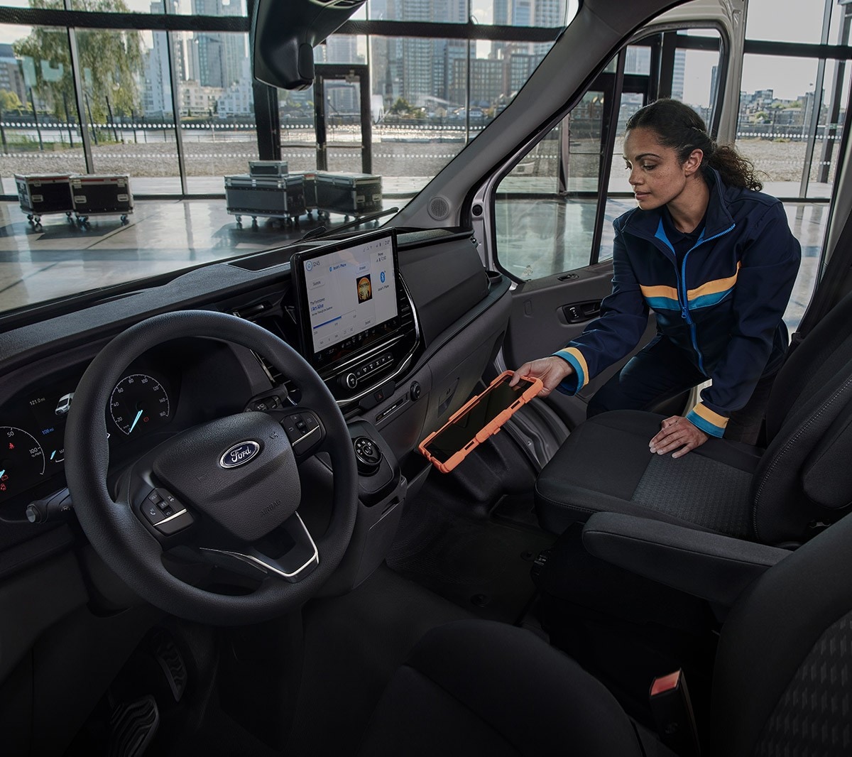 Ford E-Transit Innenraumansicht mit Ablagefach auf Beifahrerseite