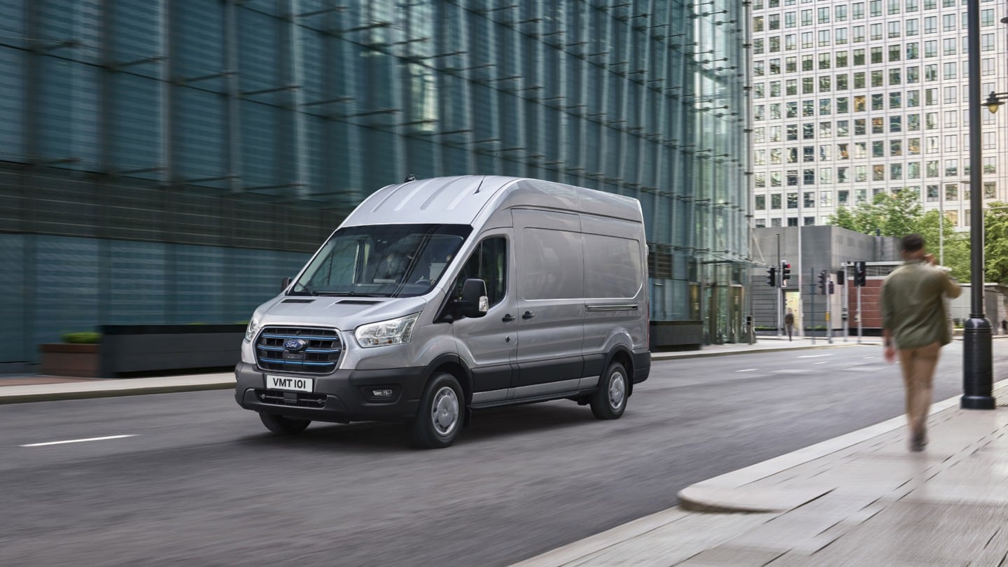 Ford E-Transit Kastenwagen in Silber ¾-Seitenansicht