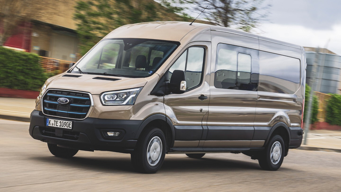 Ford E-Transit Doppelkabine fahrend