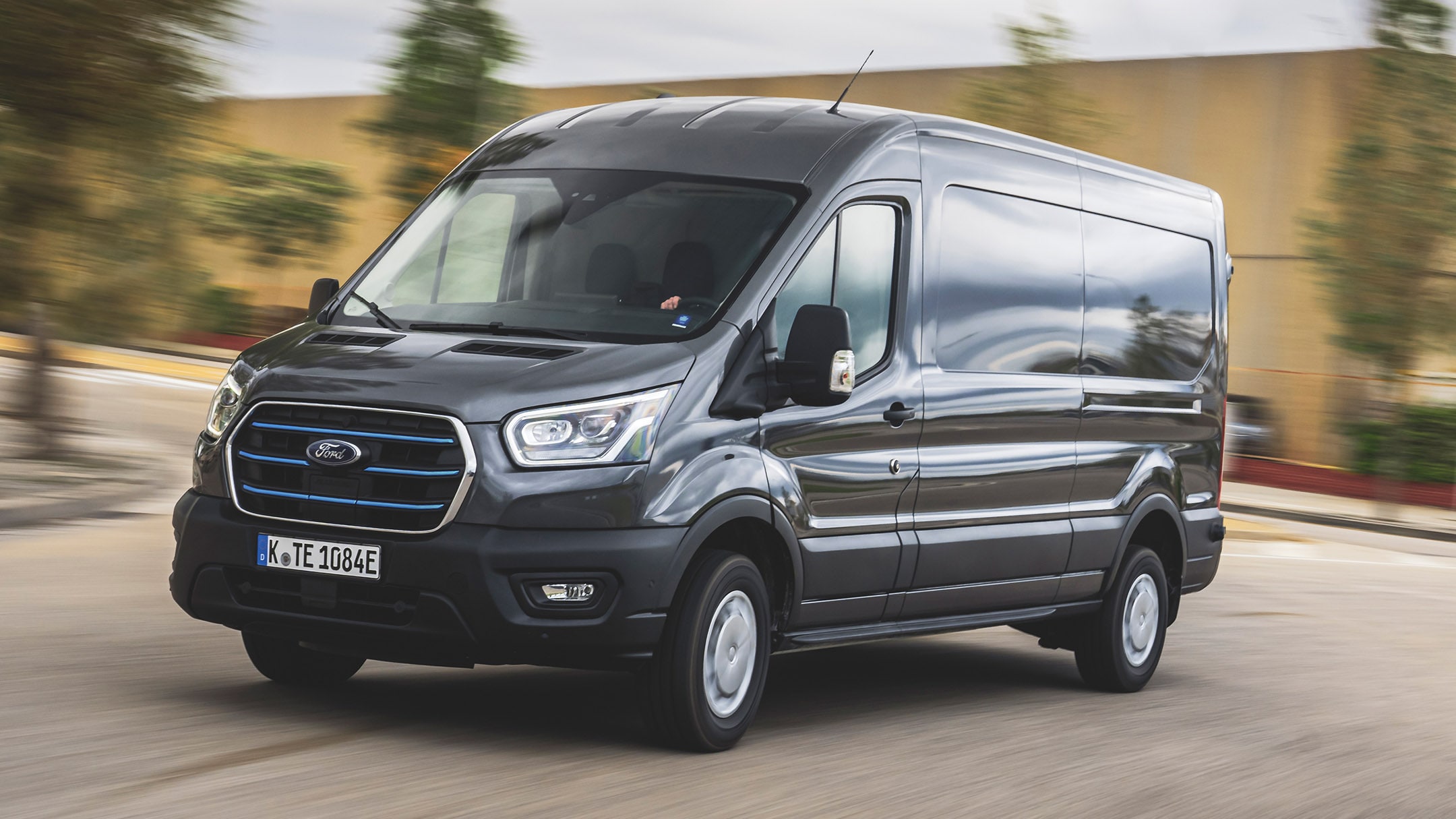 Ford E-Transit fahrend 