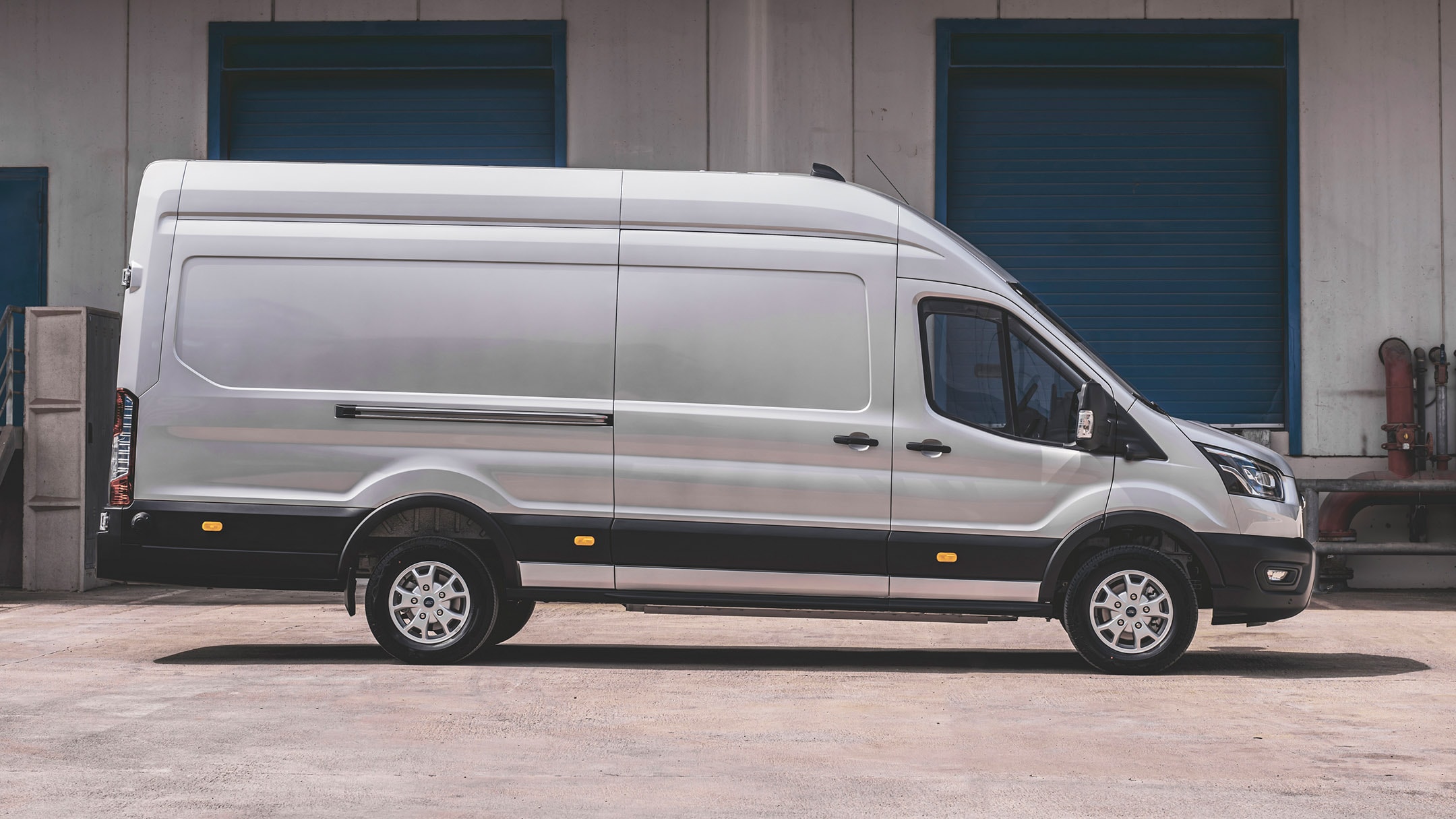 Ford E-Transit seitliche Außenansicht 