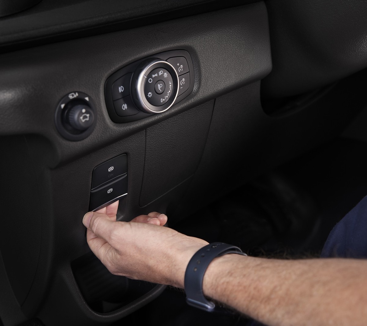 Elektrische Parkbremse betätigen elektrischer Ford E-Transit Kastenwagen Innenraum