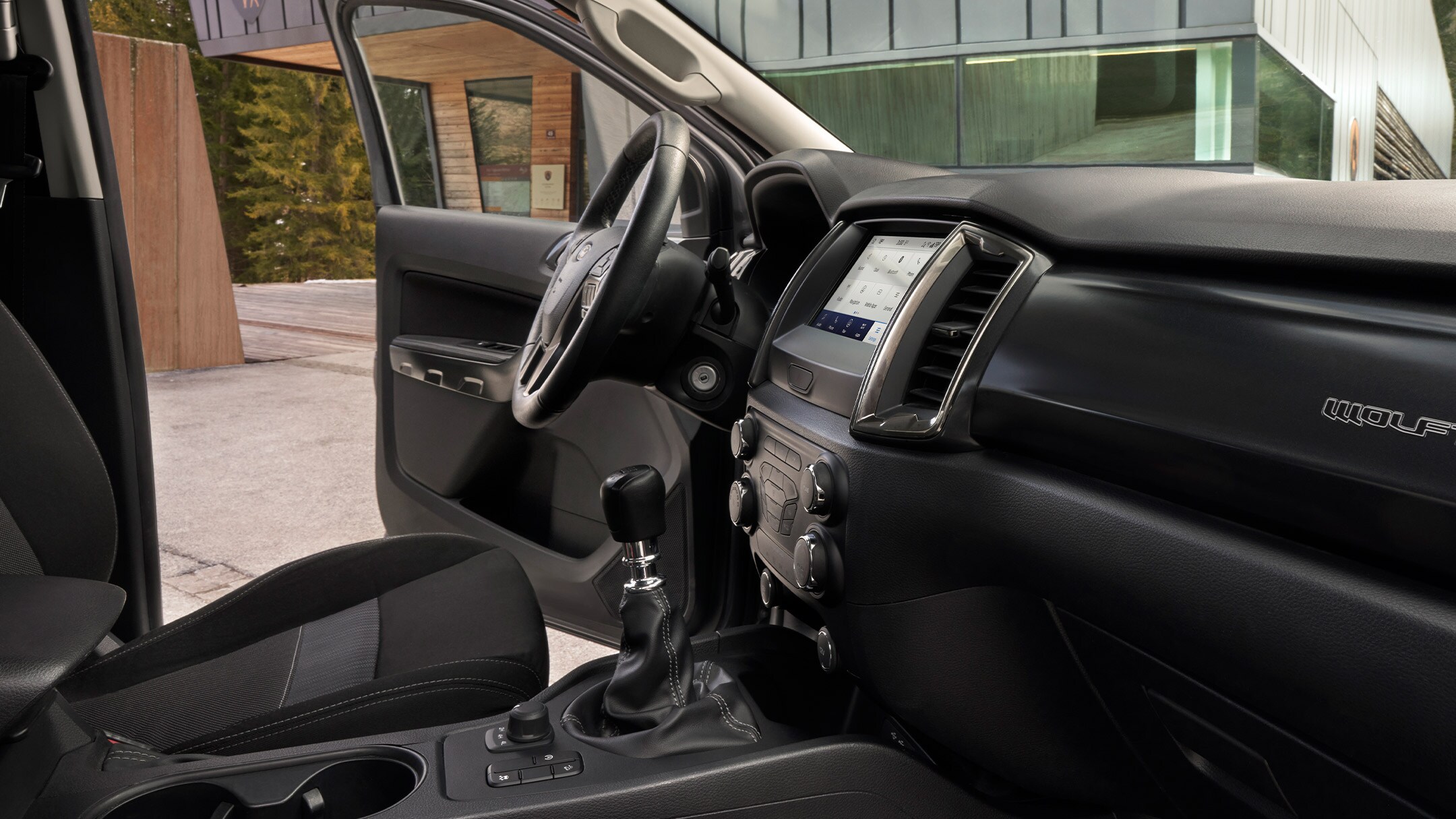 Ford Ranger Wolftrak Innenansicht Fahrerkabine von Beifahrerseite