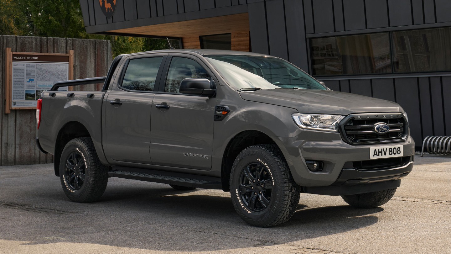 Ford Ranger Wolftrak grau ¾-Seitenansicht parkt vor modernem Gebäude