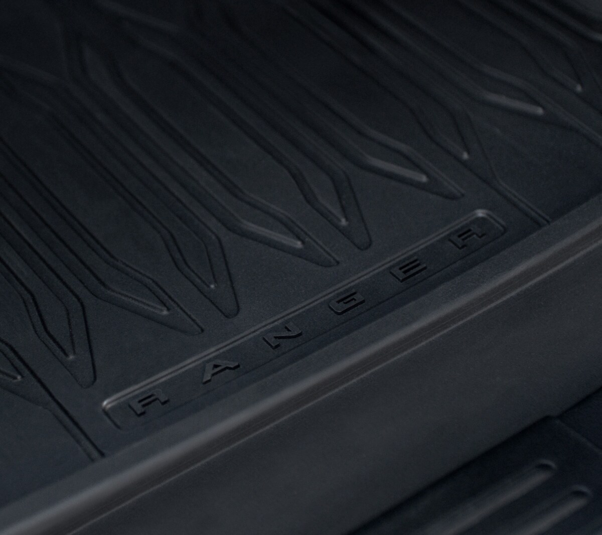 Ford Ranger Wolftrak Laderaumschutzmatte mit Ranger-Schriftzug im Detail