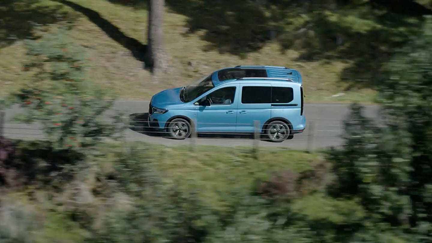 Ford Tourneo Connect in Hellblau Seitenansicht in der Vogelperspektive fährt auf Landstraße