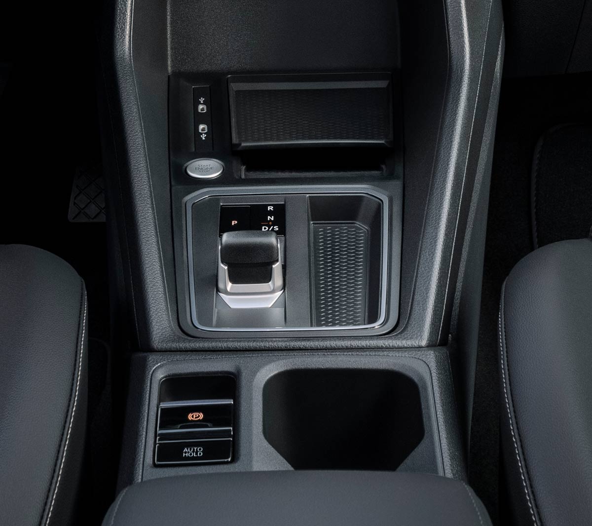 Ford Tourneo Connect Ausschnitt Fahrerkabine mit Mittelkonsole im Detail