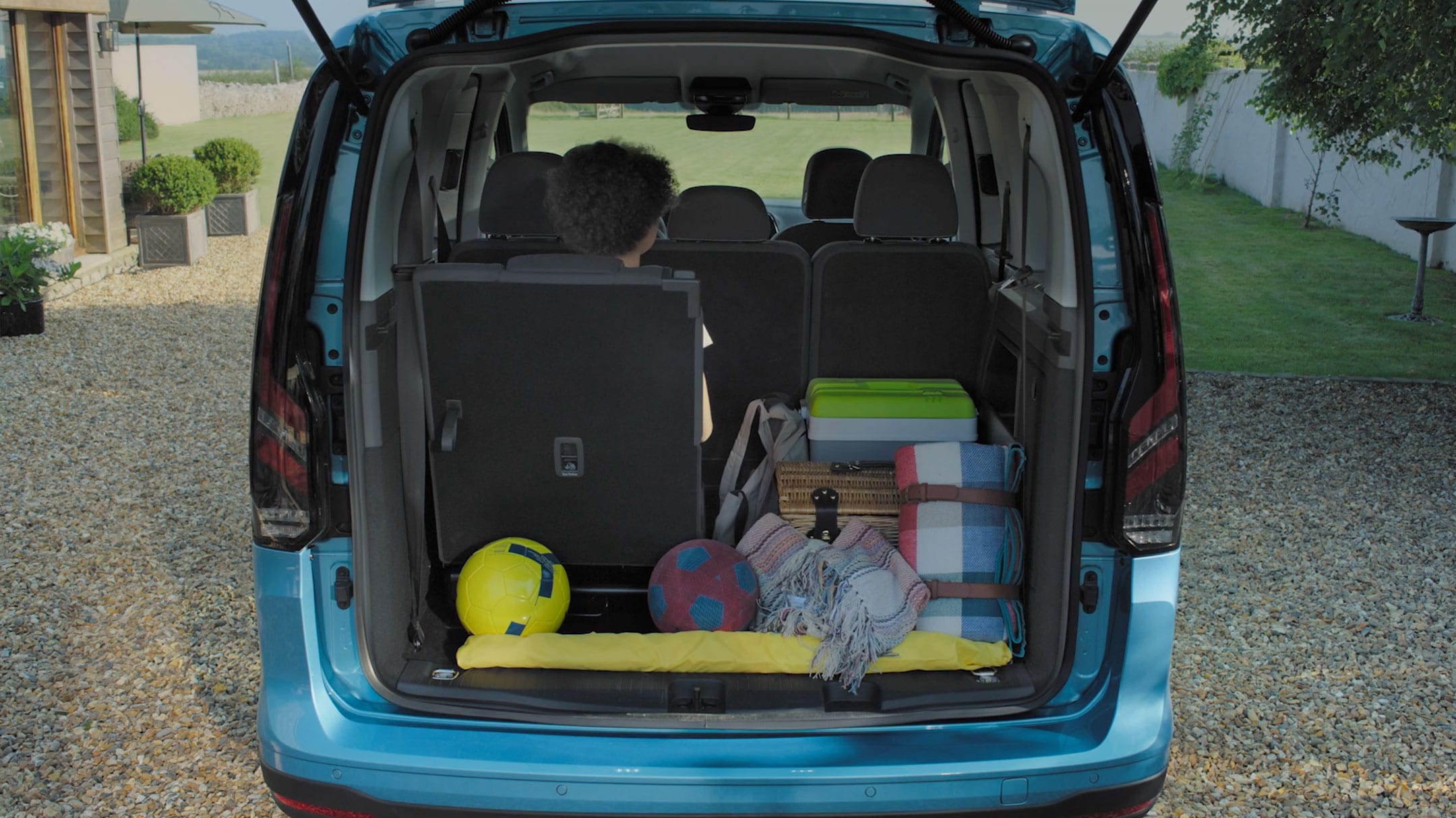 Ford Tourneo Connect: Blick in den beladenen Gepäckraum mit 6. Sitz