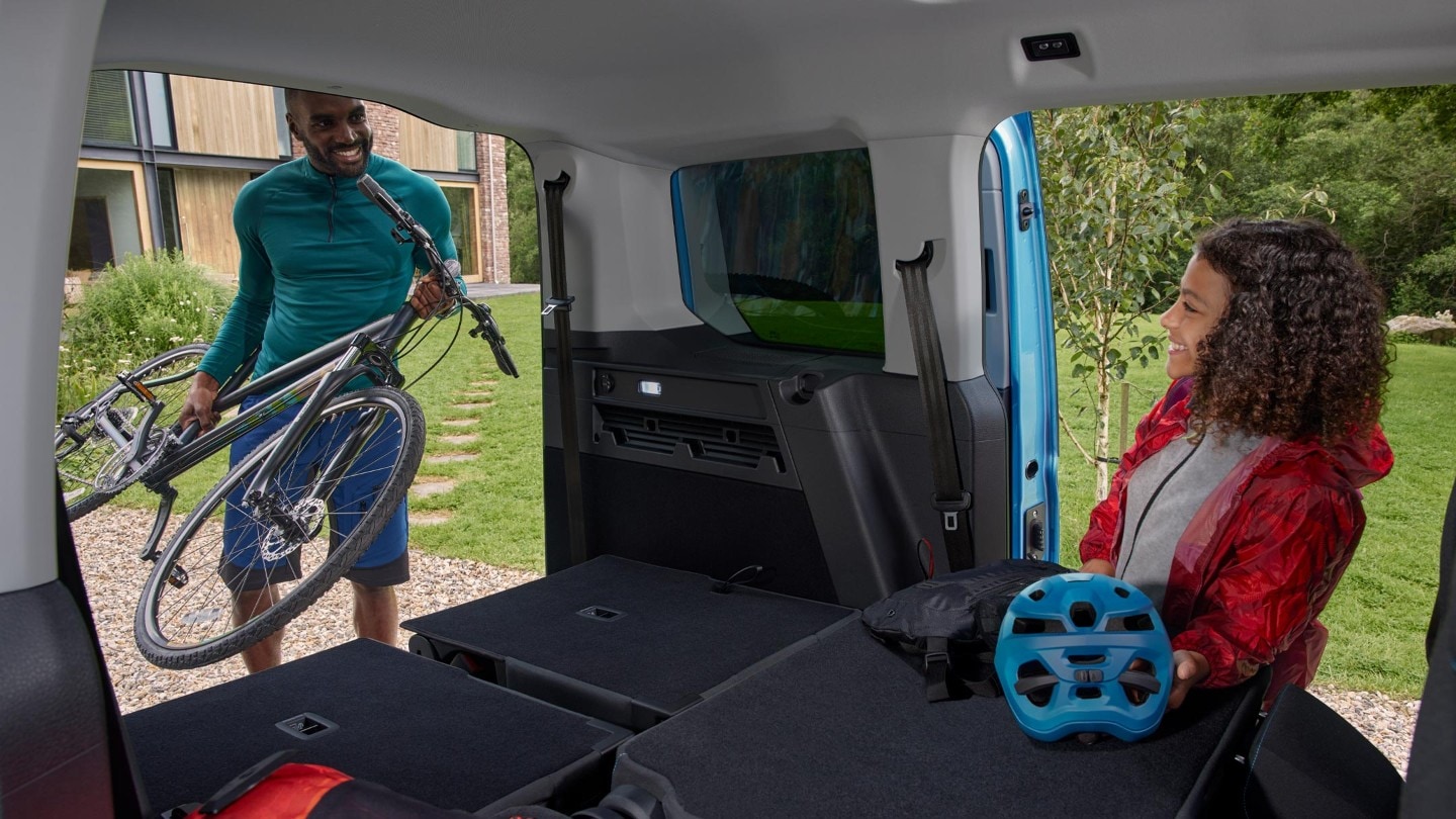 Ford Tourneo Connect Blick von der Seite in den Gepäckraum, der beladen wird