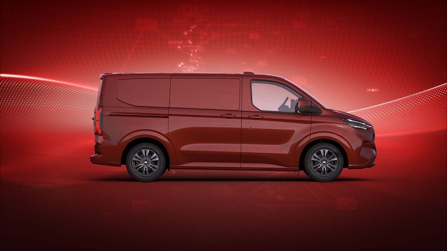 Ford Transit Custom in Rot in der Seitenansicht steht vor rotem Hintergrund