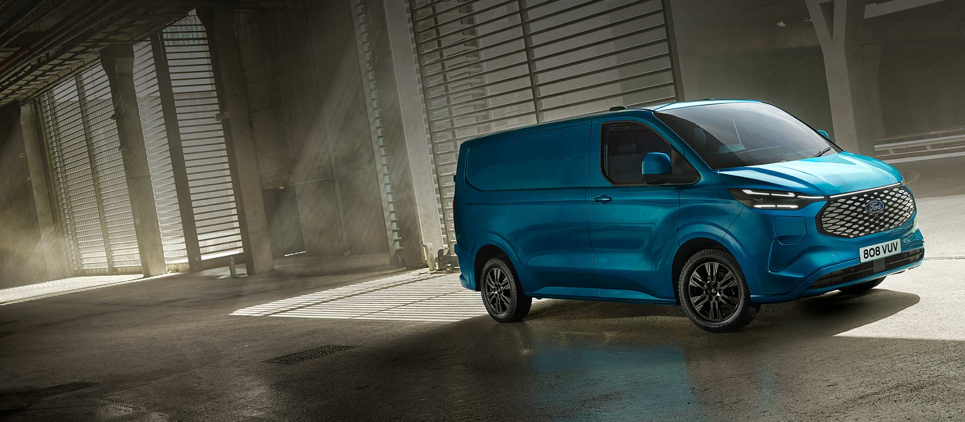 Blauer Ford E-Transit Custom Elektro-Transporter. 