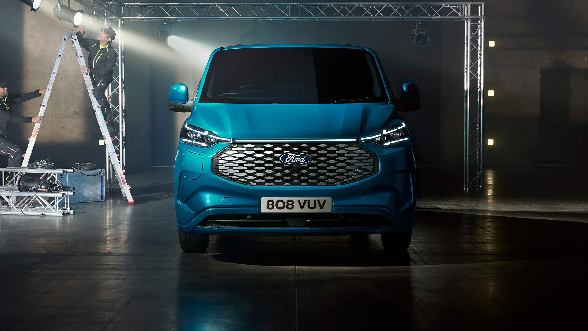 Frontansicht des blauen Ford E-Transit Custom Elektro-Transporters.  