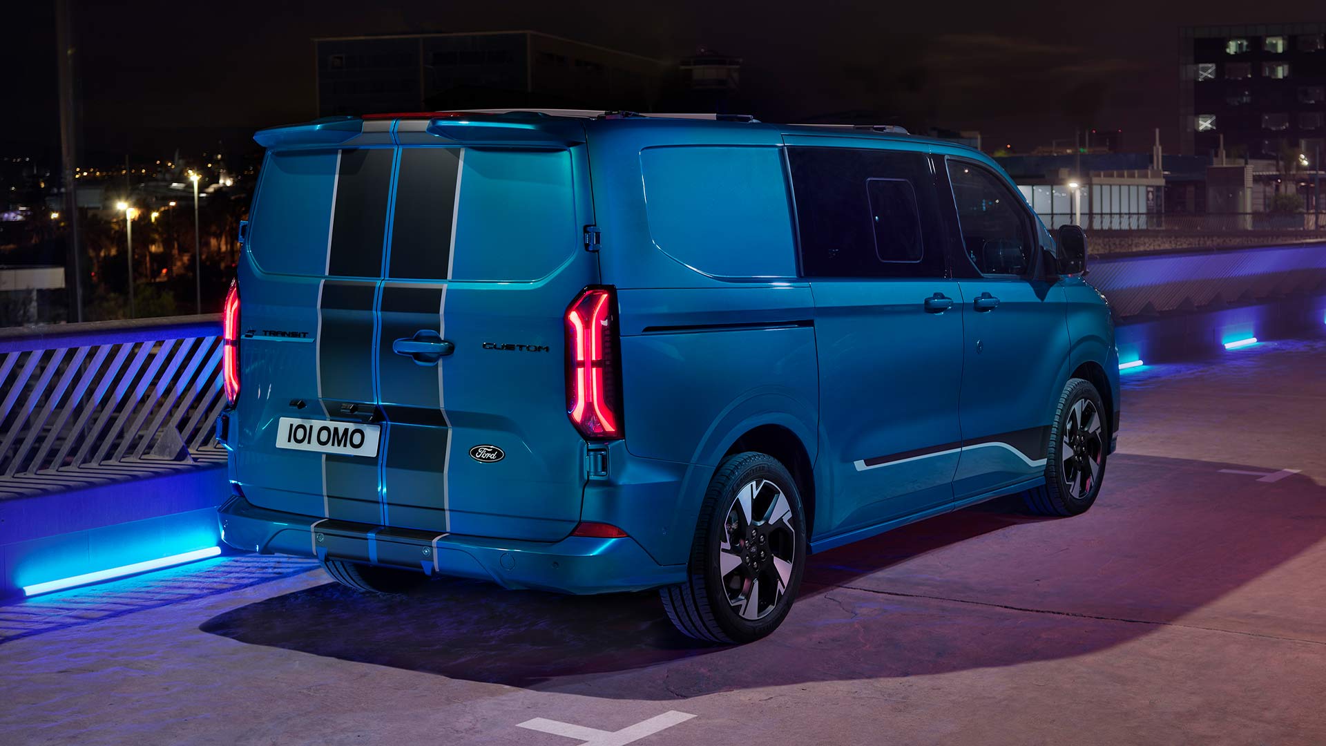 Heckansicht eines blauen elektrischen Ford E-Transit Custom Sport Doppelkabine. 