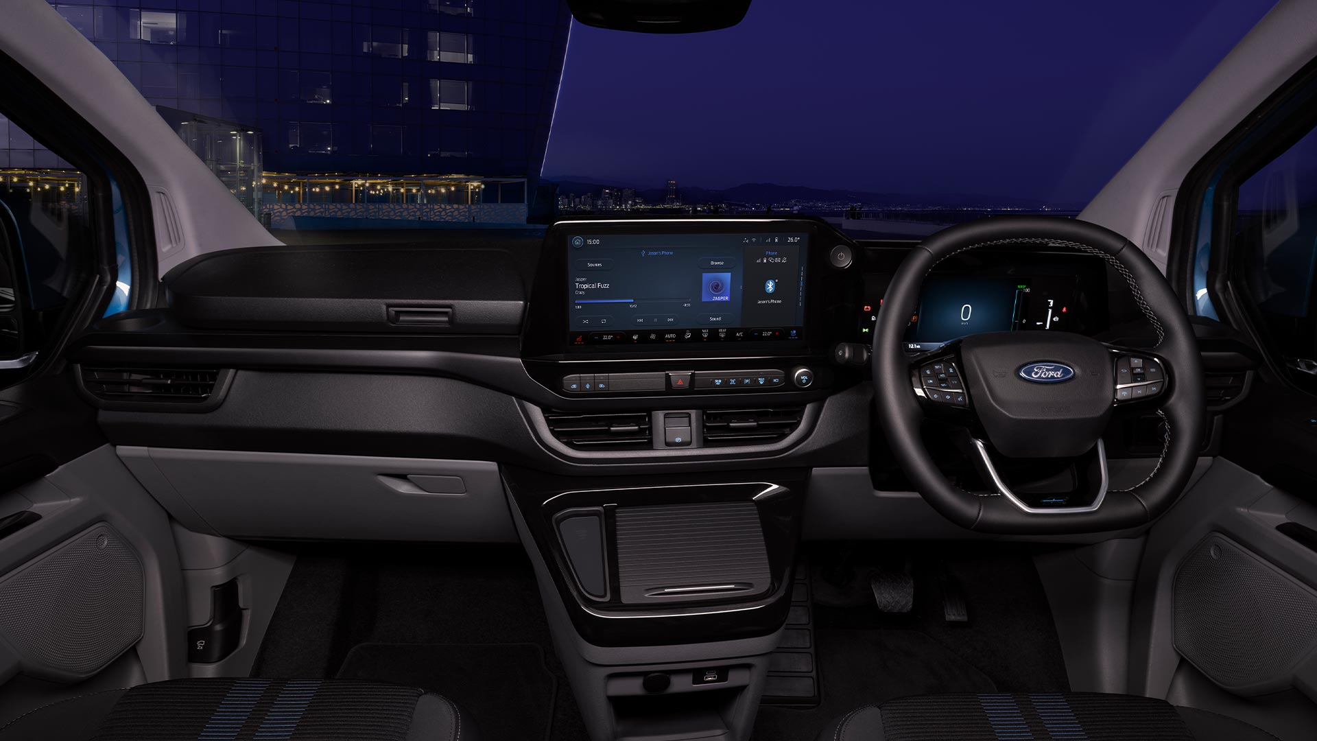 Innenansicht Ford E-Transit Custom Elektro-Transporter bei Nacht. 