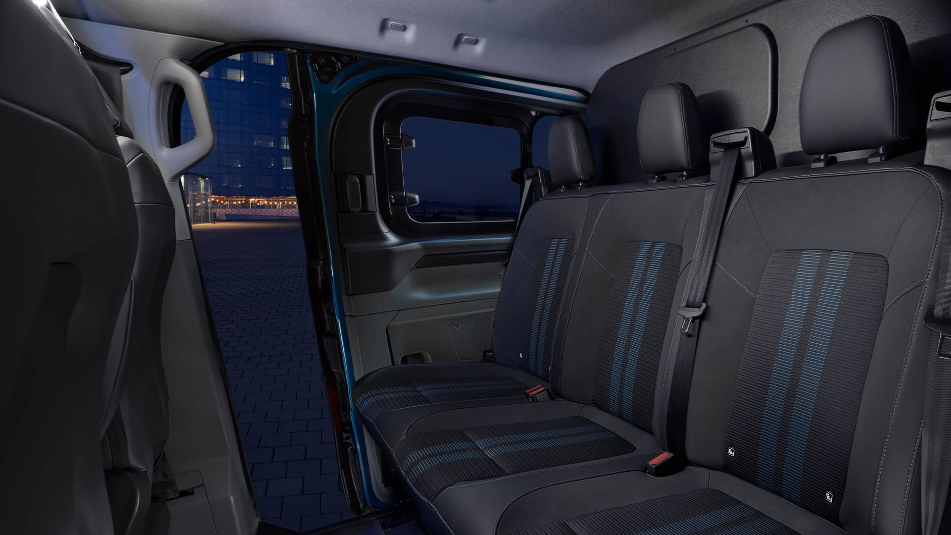 Sitzreihe hinten im Ford E-Transit Custom Doppelkabine.