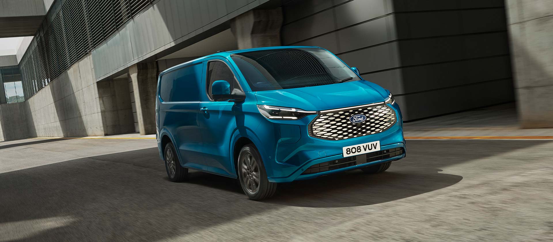 Blauer Ford E-Transit Custom Elektro-Transporter, Seitenansicht.  