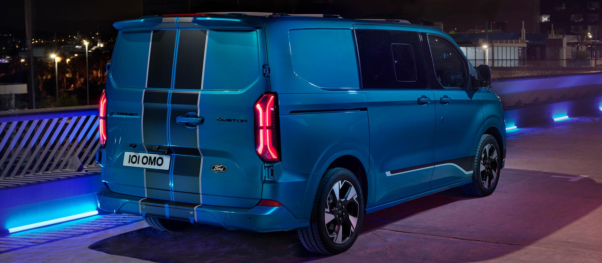 Heckansicht eines blauen, elektrischen Ford E-Transit Custom Sport Doppelkabine.