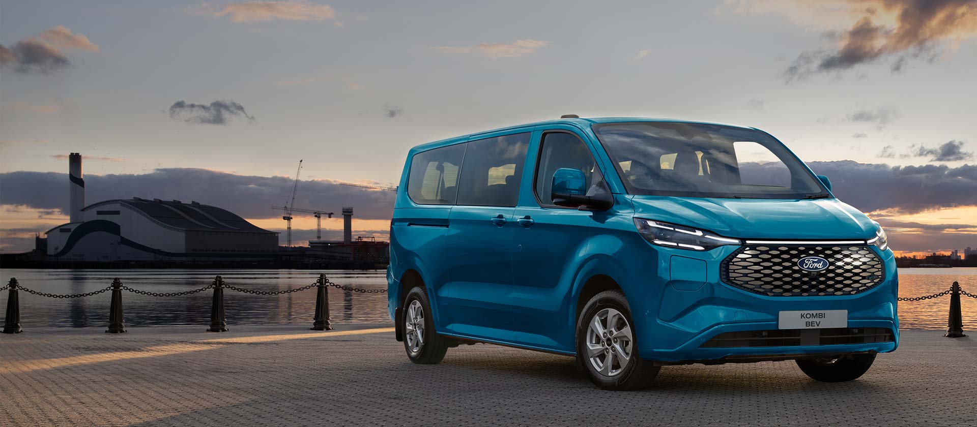 Blauer Ford Transit Custom Kombi als Plug-in-Hybrid (PHEV)