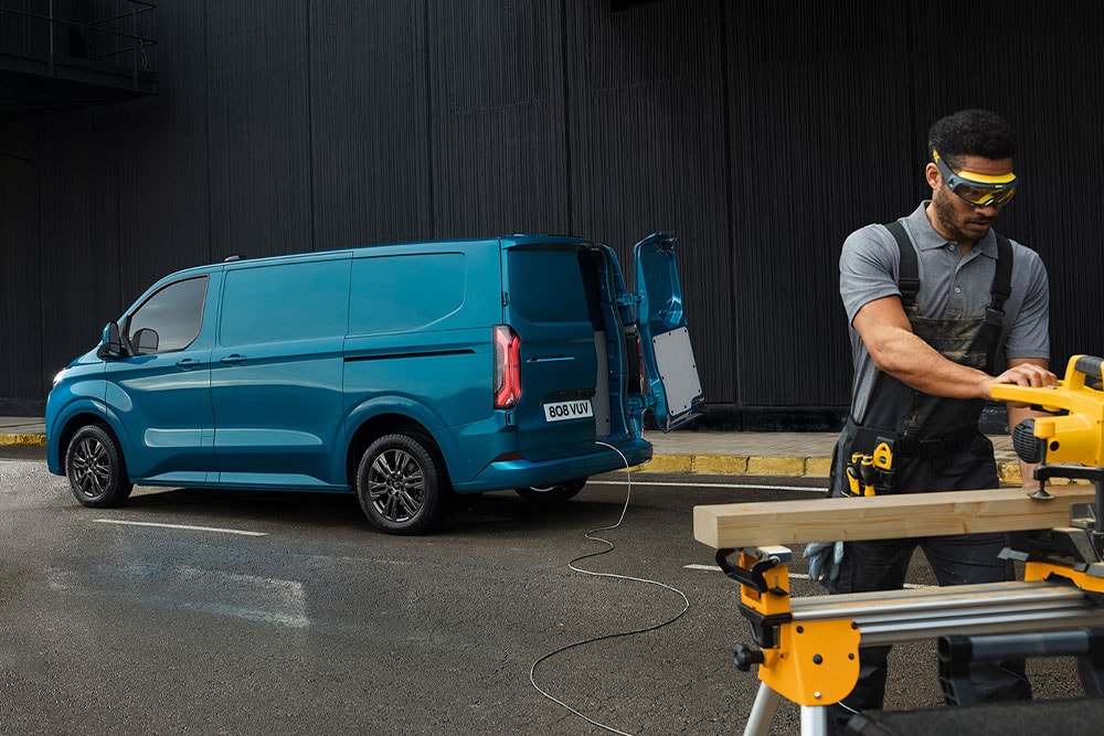 Ladeanschluss eines blauen Ford E-Transit Custom Elektro-Transporters.