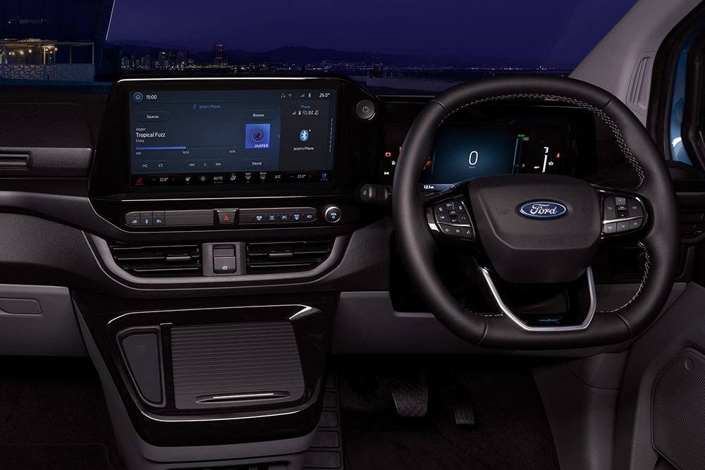 Innenansicht Ford E-Transit Custom Elektro-Transporter mit Fahrer- und Beifahrersitz.  